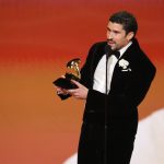 Bad Bunny menggunakan kemenangan Grammy Award untuk memprotes ICE.